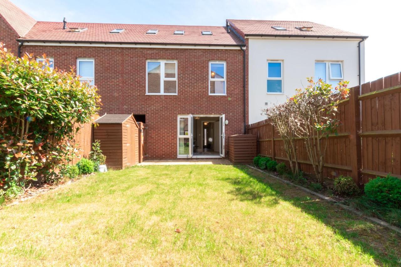 Hewlett Townhouse Addlestone Exterior photo